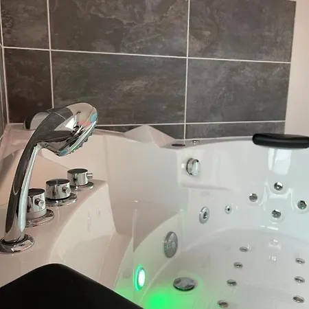 Ng Suitehome - Lille I I Gare I Metro Alsace - Grand T2 - Balneo - Netflix - Wifi - Cuisine 公寓